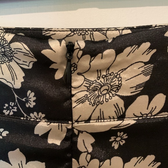 Linea Domani Limited Collection floral blk/gray satin midi skirt. Size 6. EUC. - Picture 5 of 9